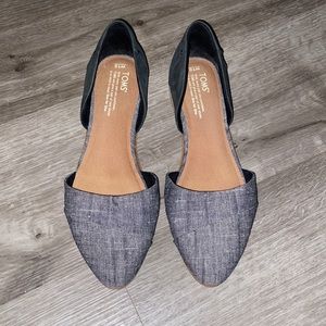 Woman’s Tom’s pointed toe ballet flat